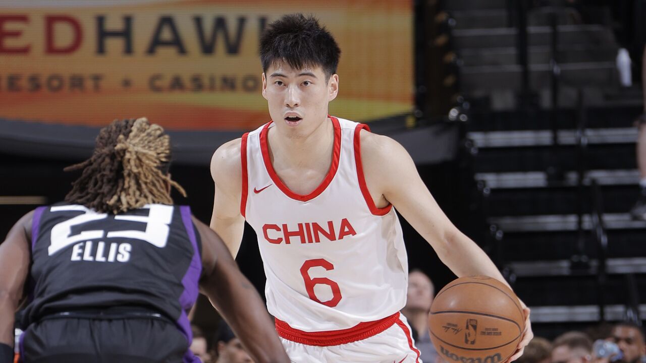 山东泰山选择韩鹏执教，凭借其责任感和团队精神，重燃球队斗志，提升士气，取得进步。