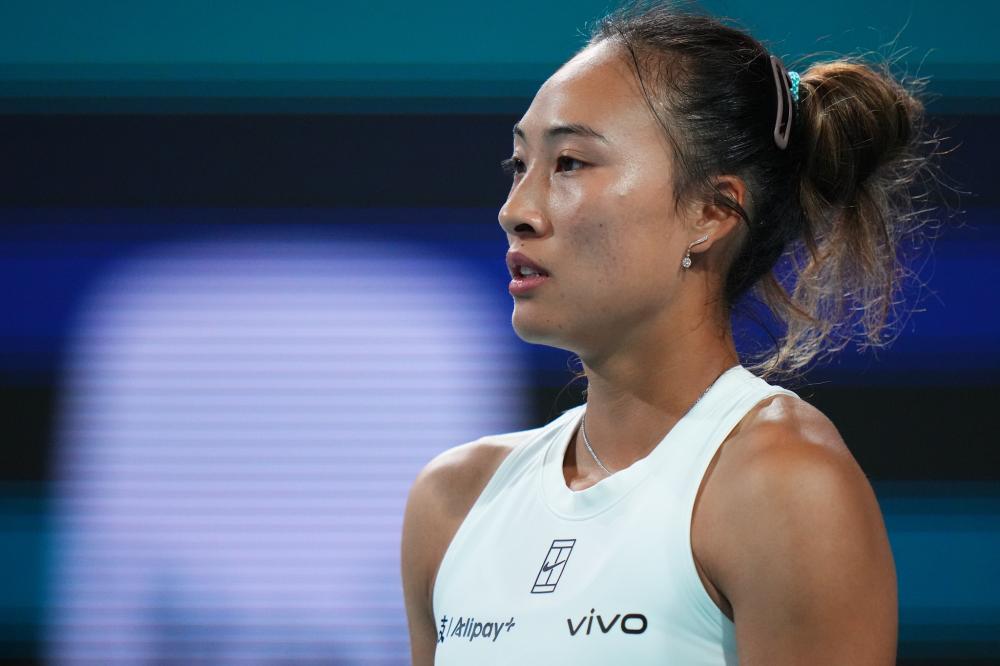 库里赛前训练身穿哈登10代球鞋